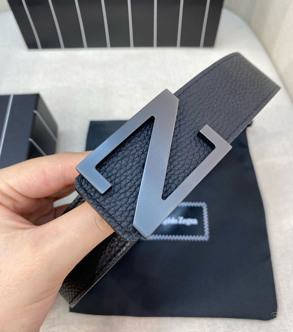 Черен двустранен кожен колан