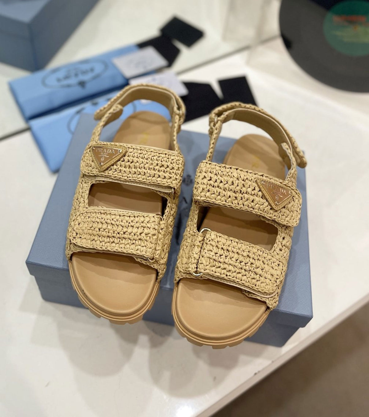 Logo-Plaque sandals
