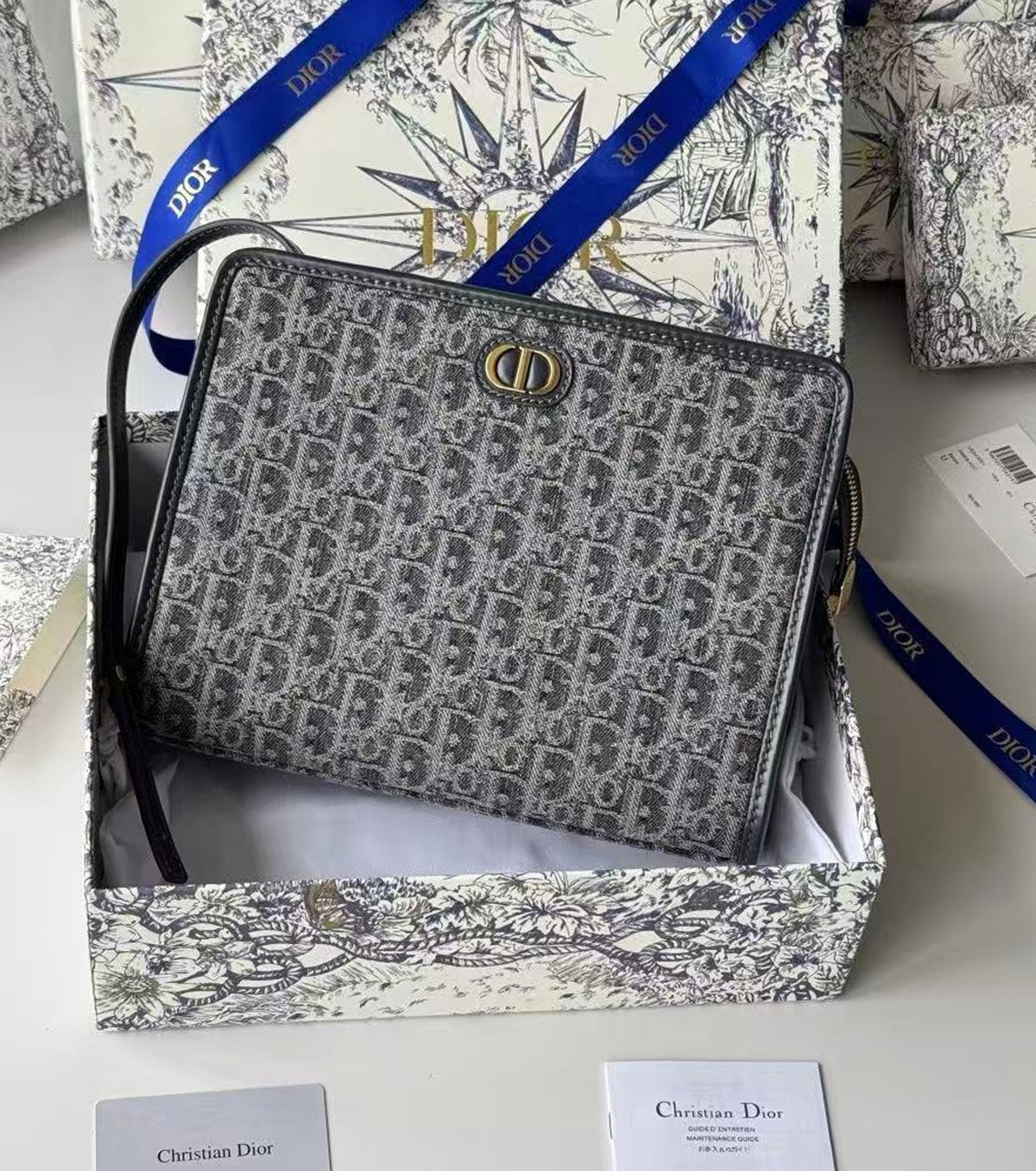 30 Montaigne Dea Pouch