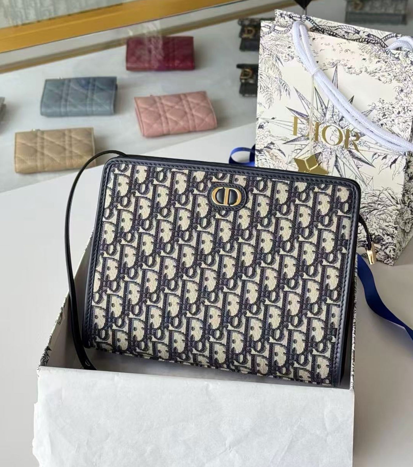 30 Montaigne Dea Pouch