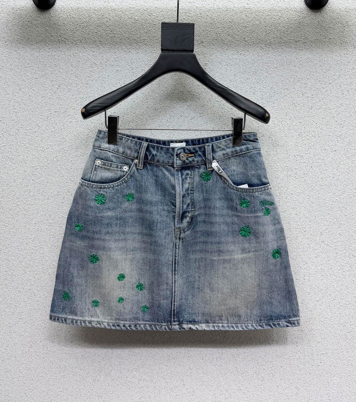 Бродирана пола от деним