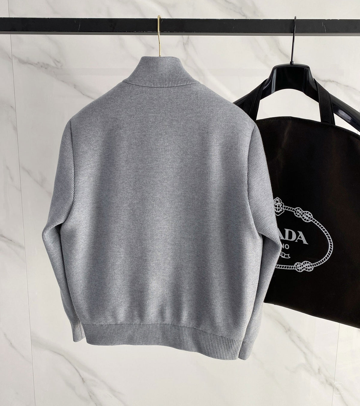 Вълнена жилетка с гъши пух