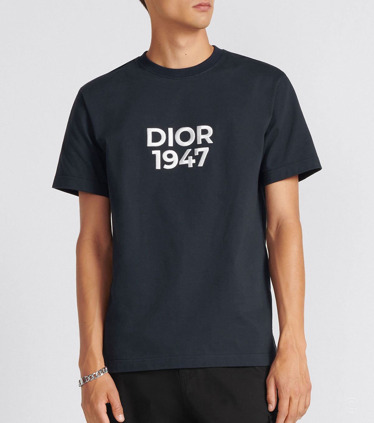 Model wear 1947 embroidered t-shirt - Fashion Dose