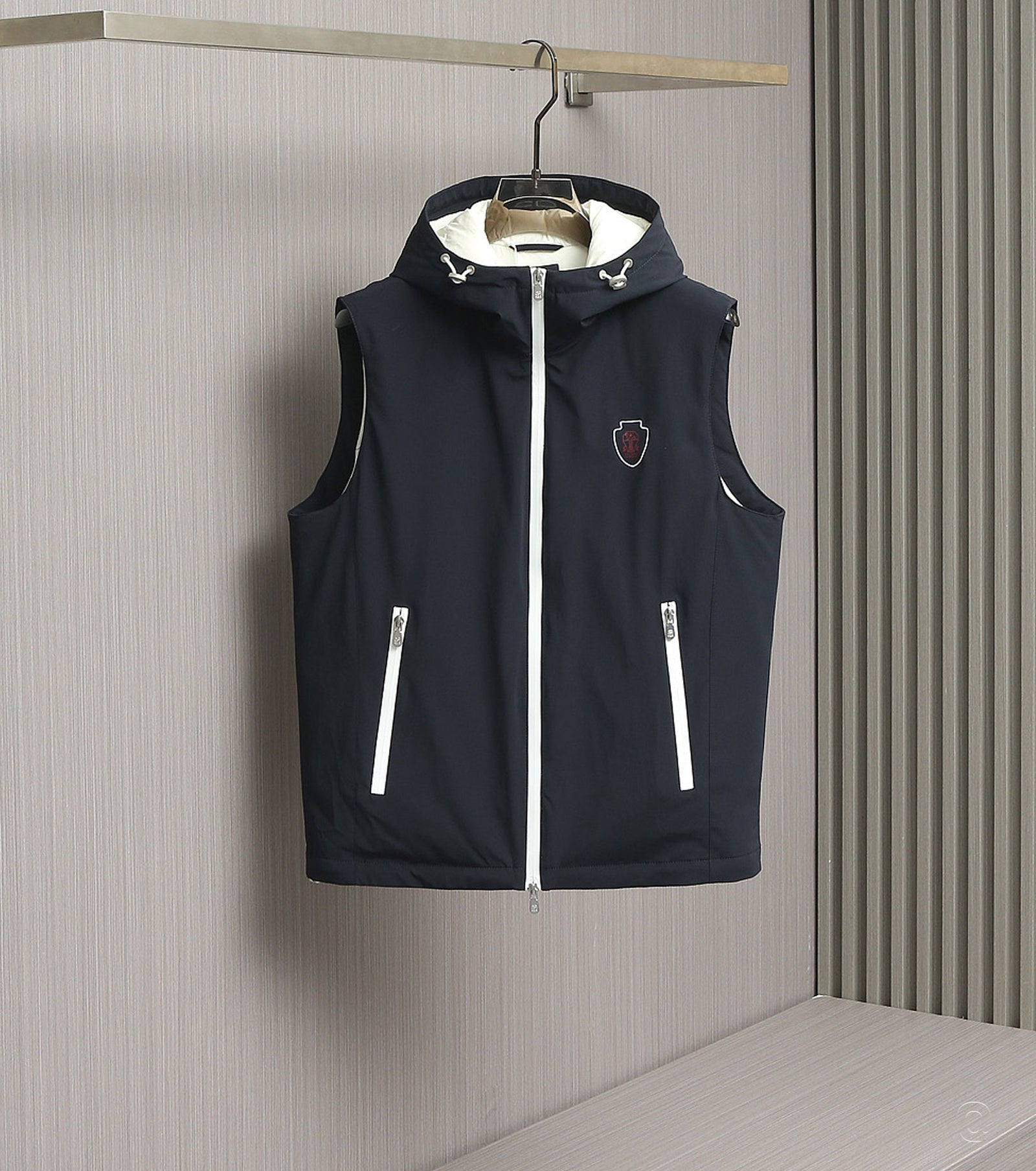 Пухен елек с качулка