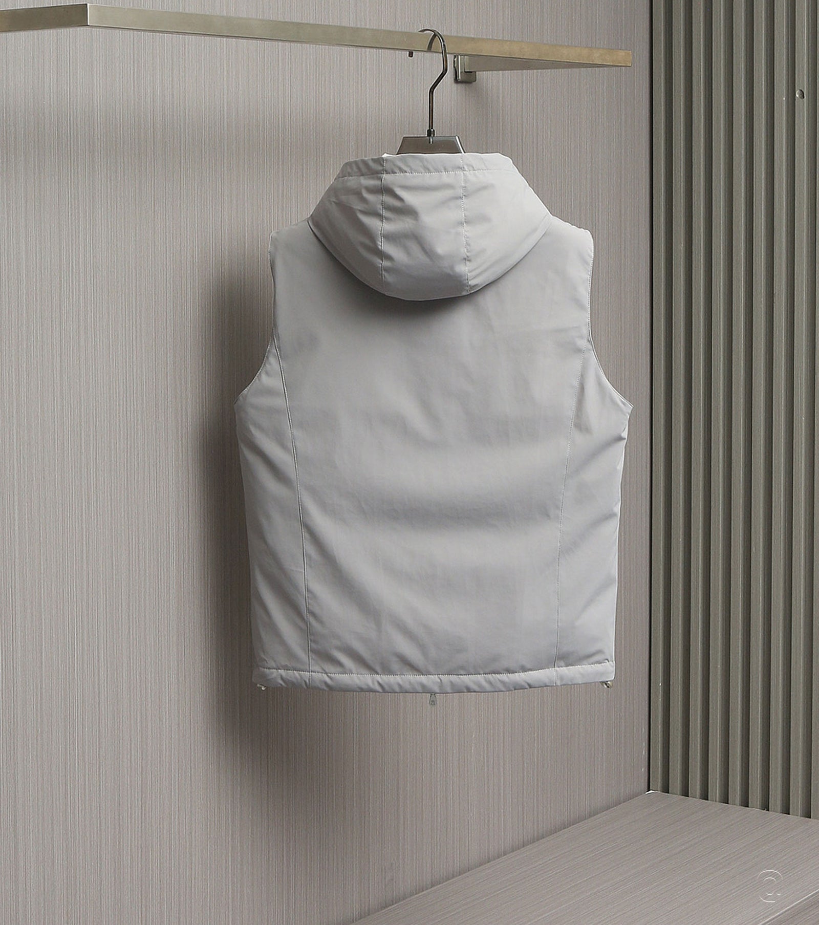 Пухен елек с качулка