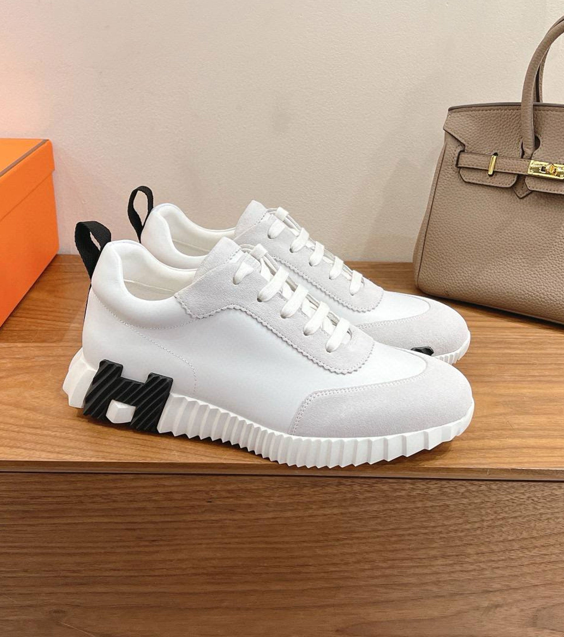 Bouncing sneaker