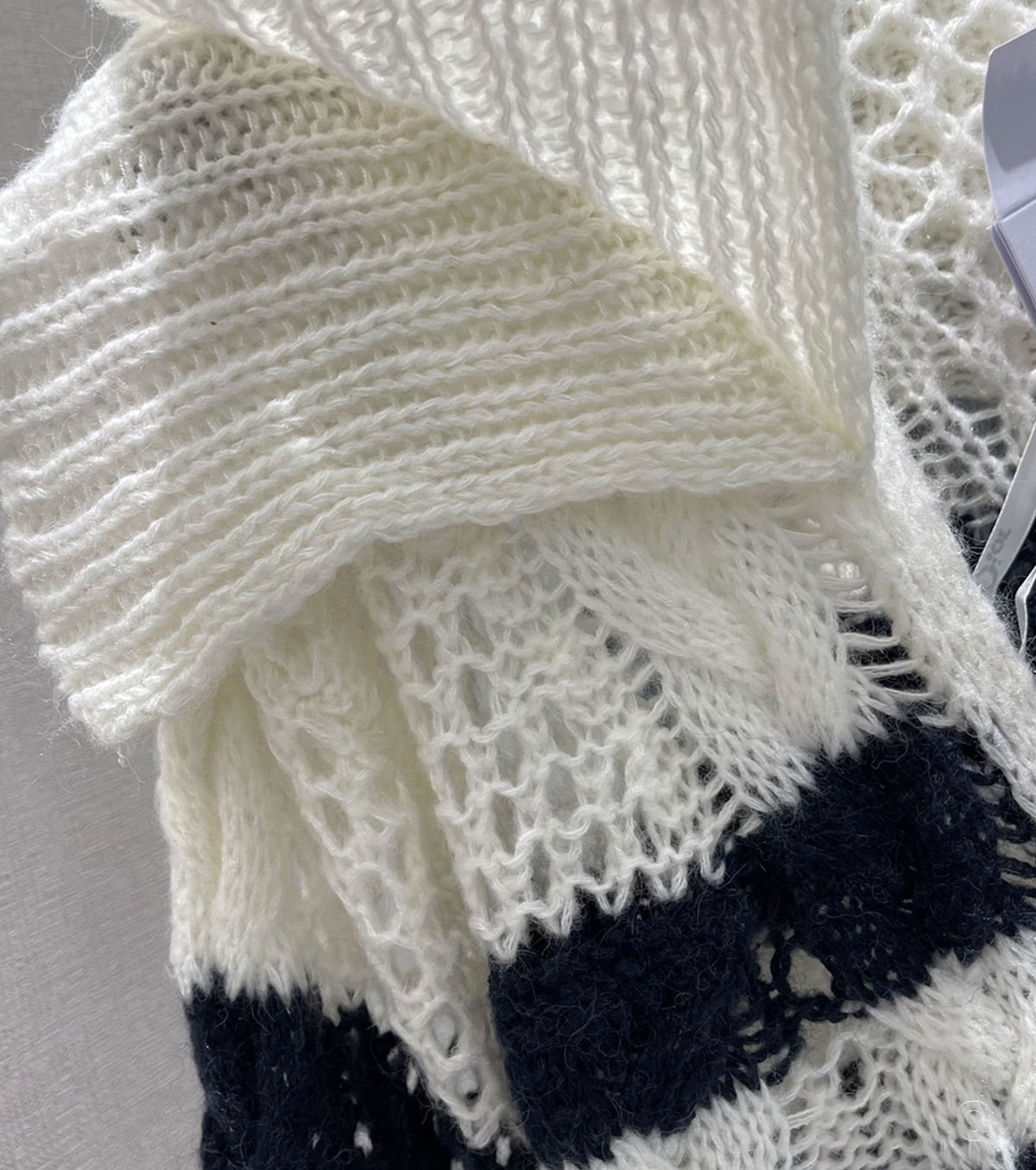 Кашмирена жилетка с подвижна яка с волани