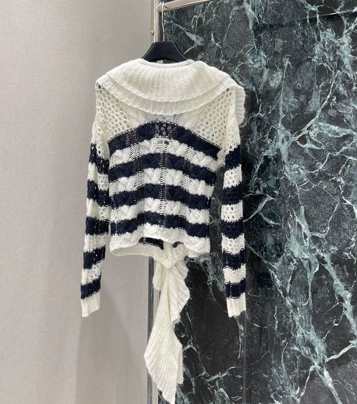 Кашмирена жилетка с подвижна яка с волани