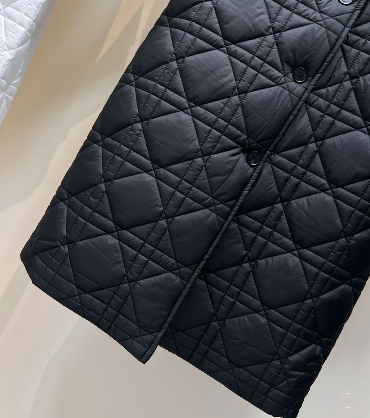 Дълго капитонирано яке с колан