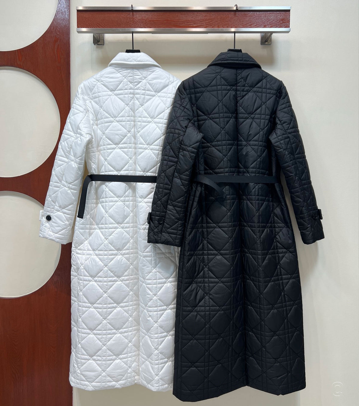 Дълго капитонирано яке с колан