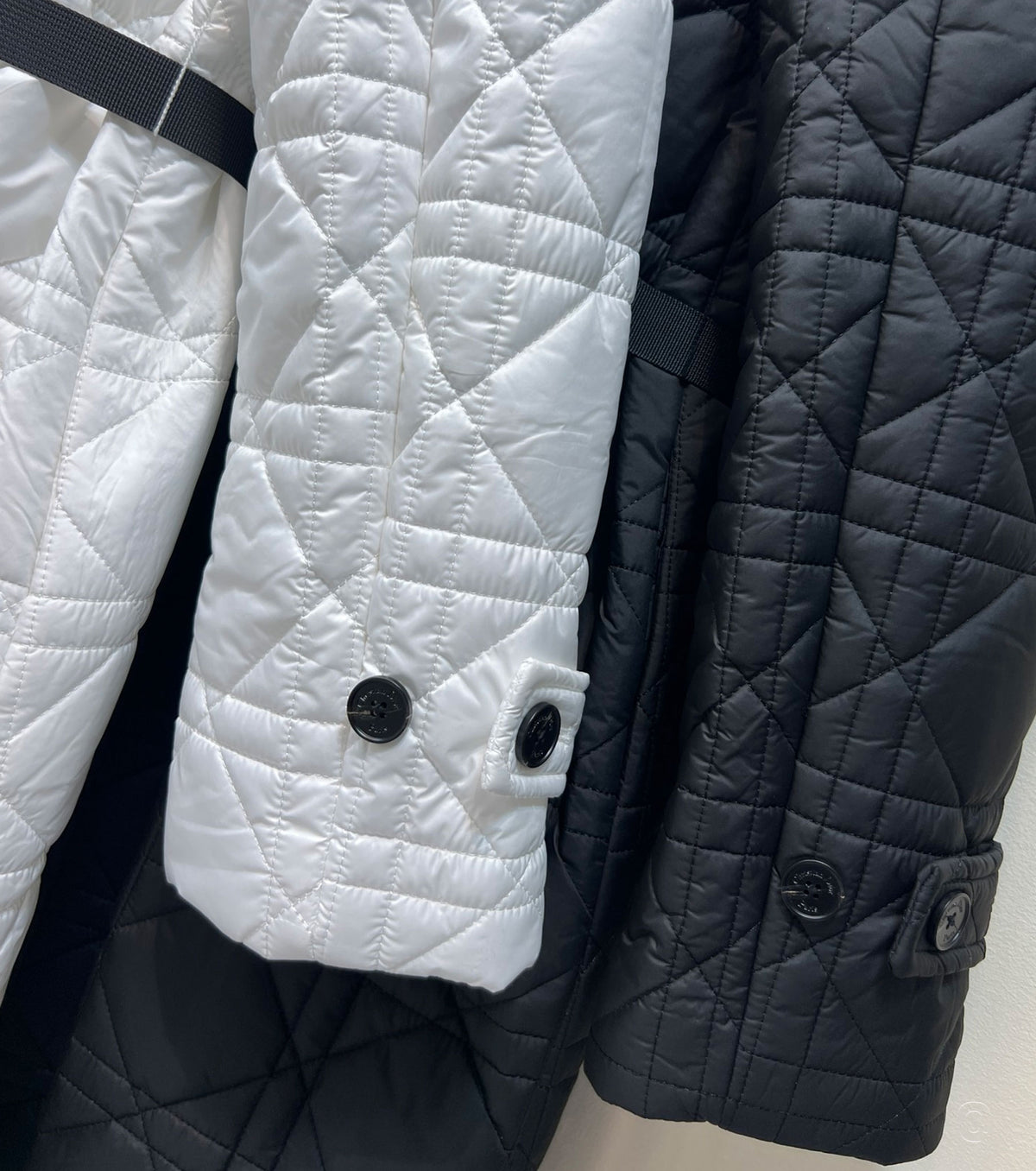 Дълго капитонирано яке с колан