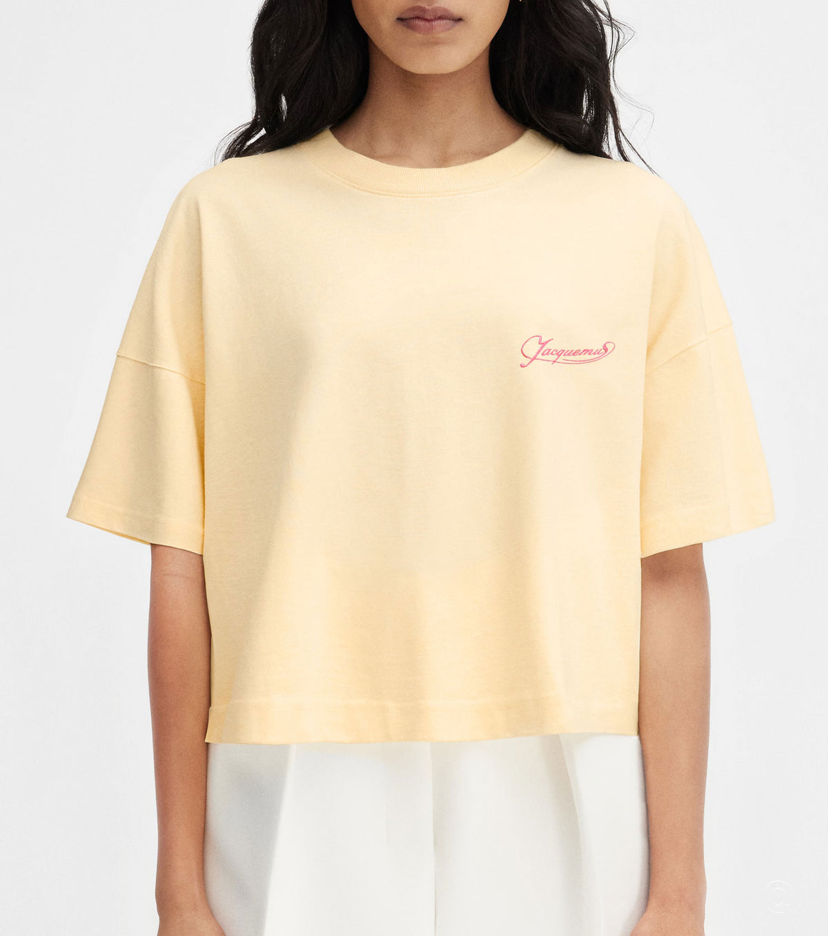 Model wear The Corto t-shirt - Fashion Dose