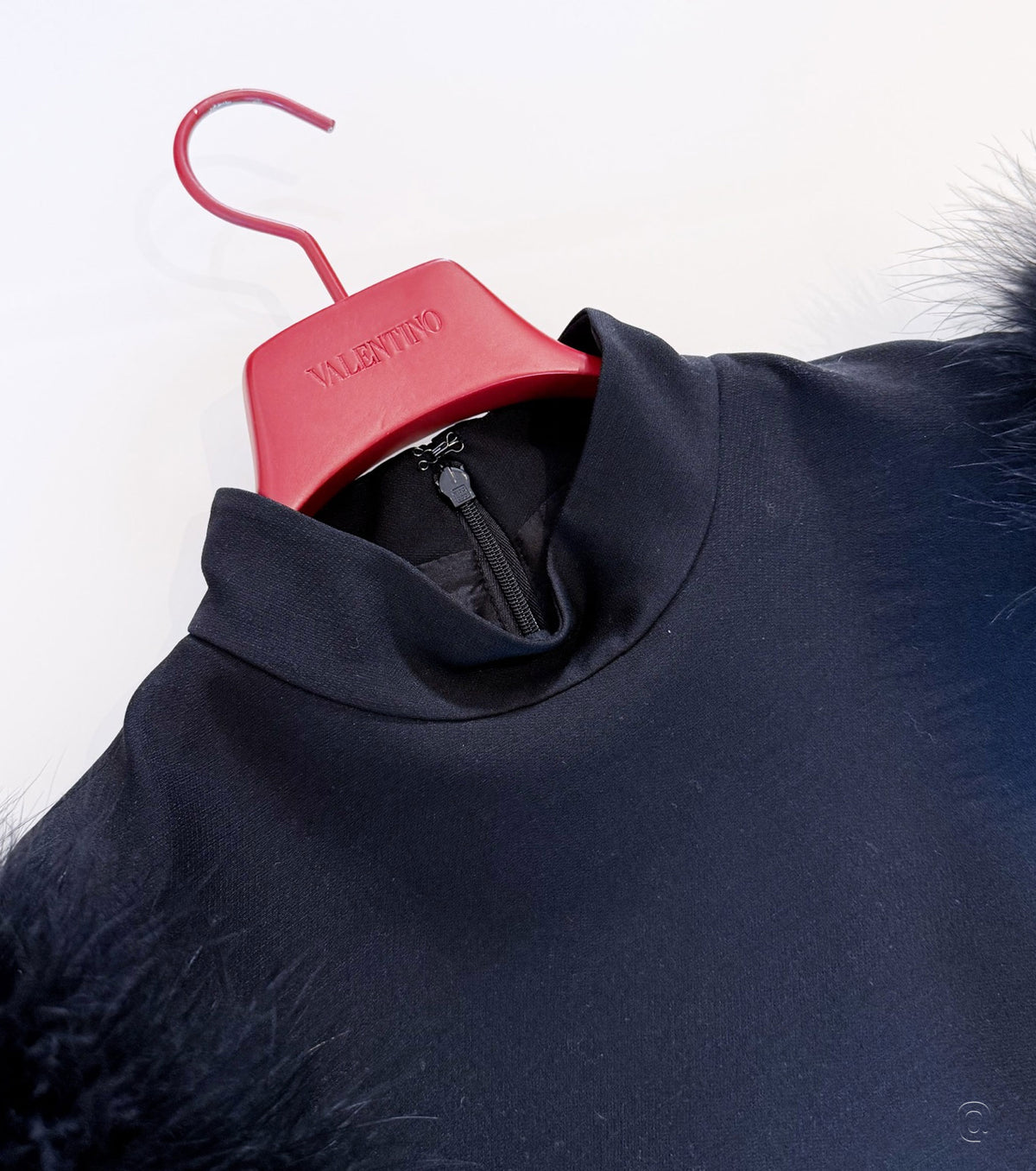 Мини рокля с ръкави от пера