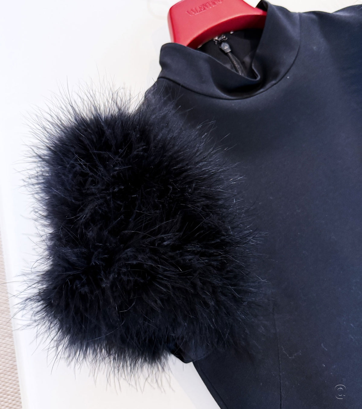 Мини рокля с ръкави от пера