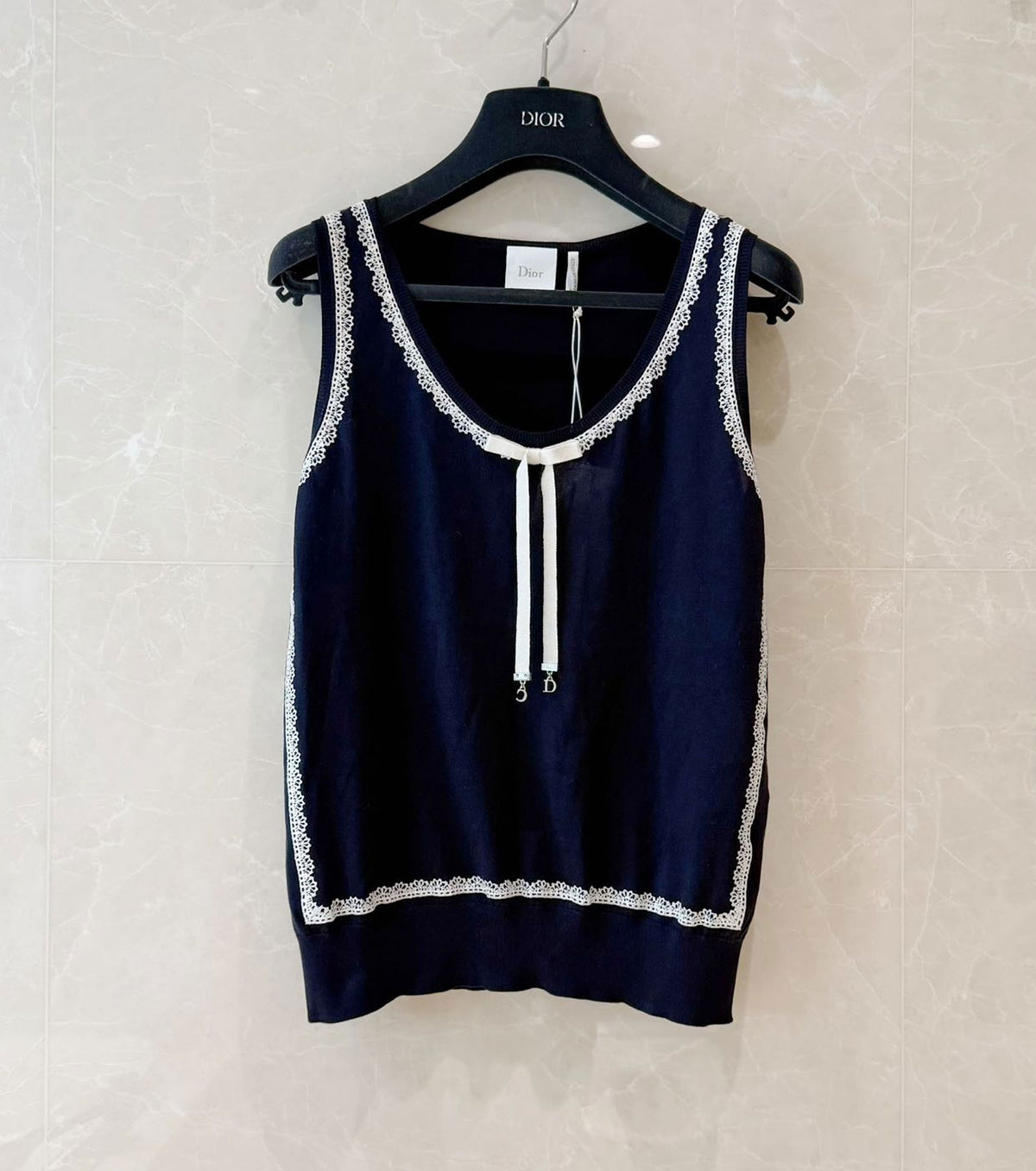 Fine knitted vest