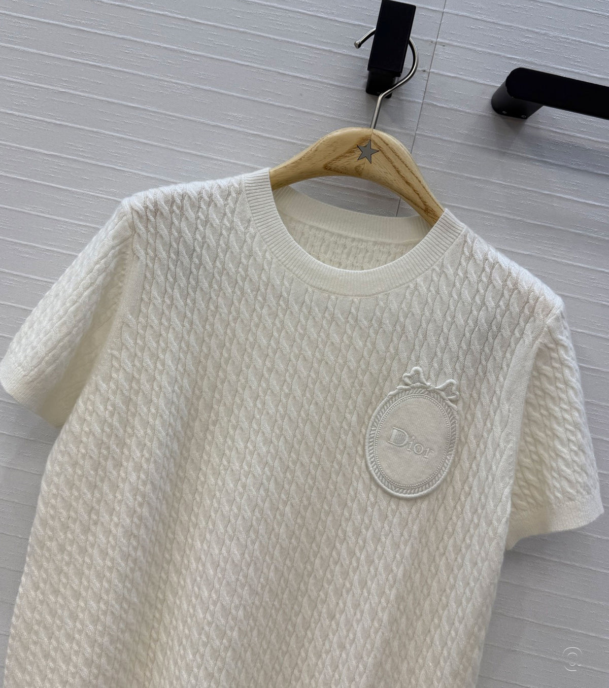 Médaillon Short-Sleeved Sweater