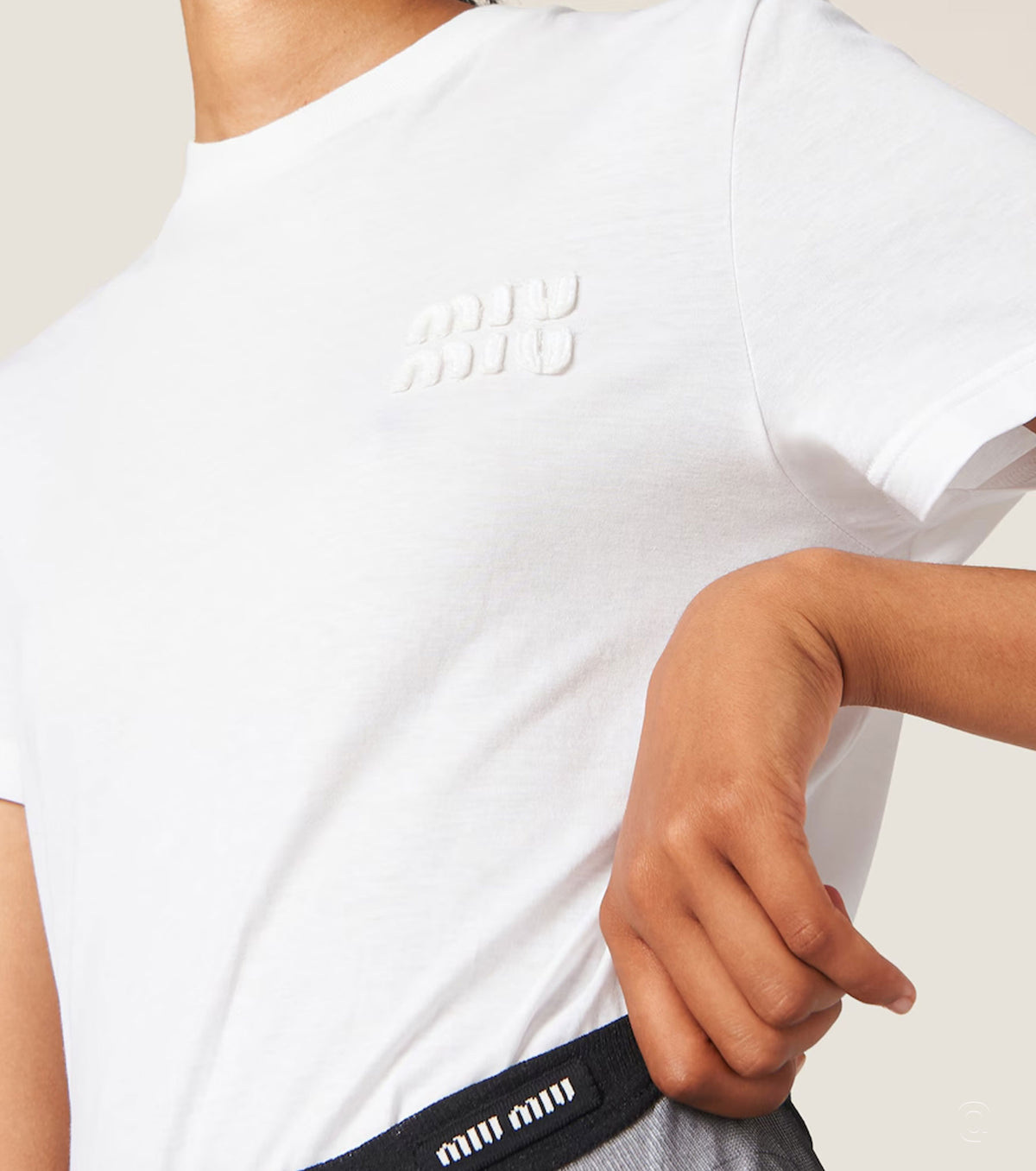 Бродирана тениска от трико MIU5014