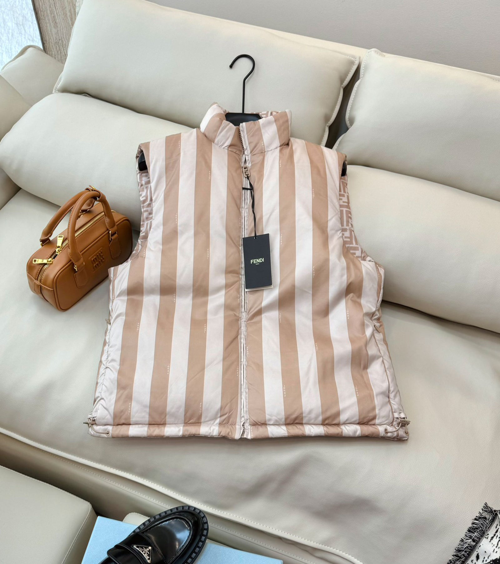 Дамски двулицев пухен елек