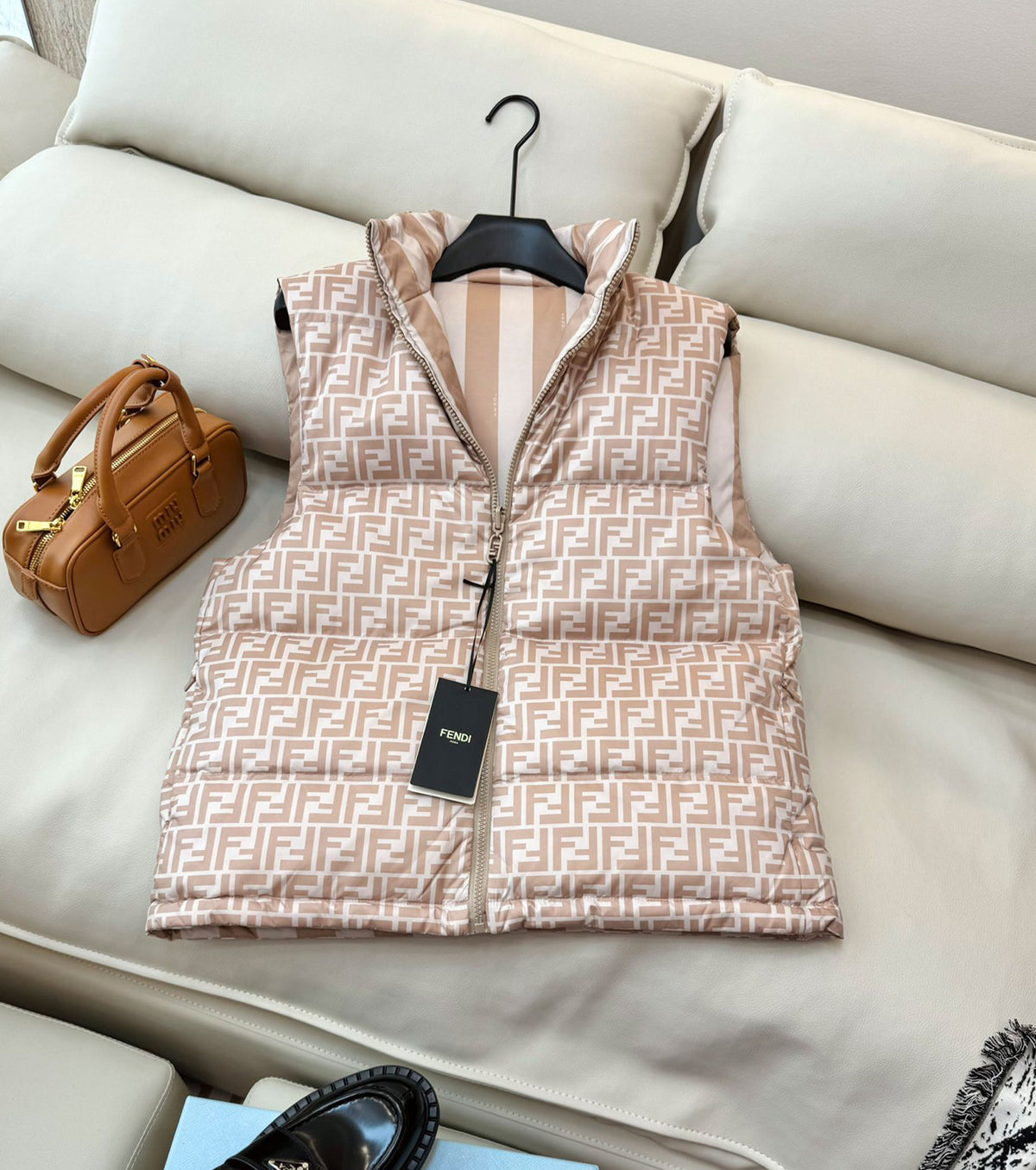 Дамски двулицев пухен елек