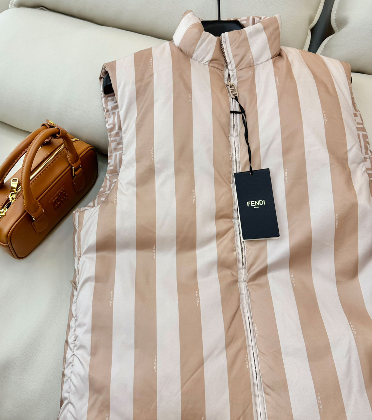 Дамски двулицев пухен елек