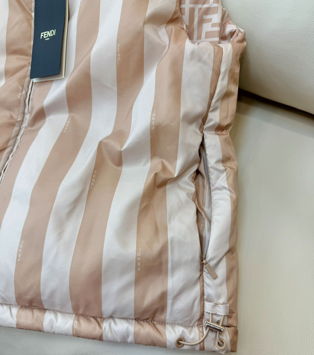 Дамски двулицев пухен елек