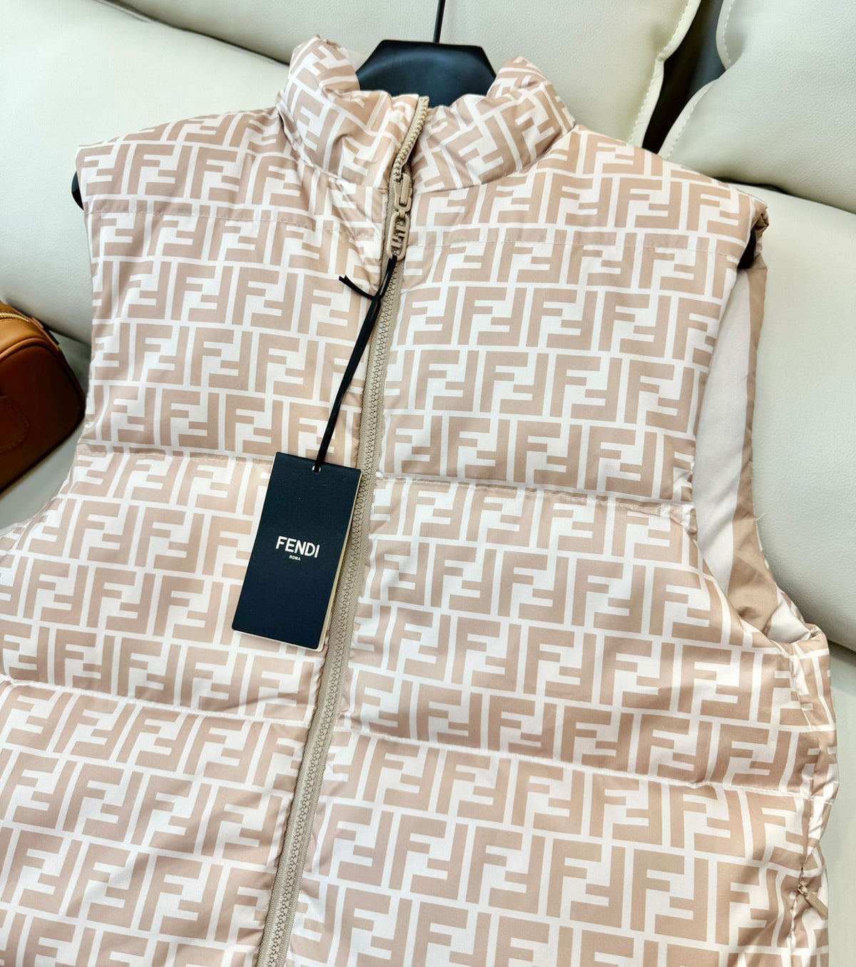 Дамски двулицев пухен елек