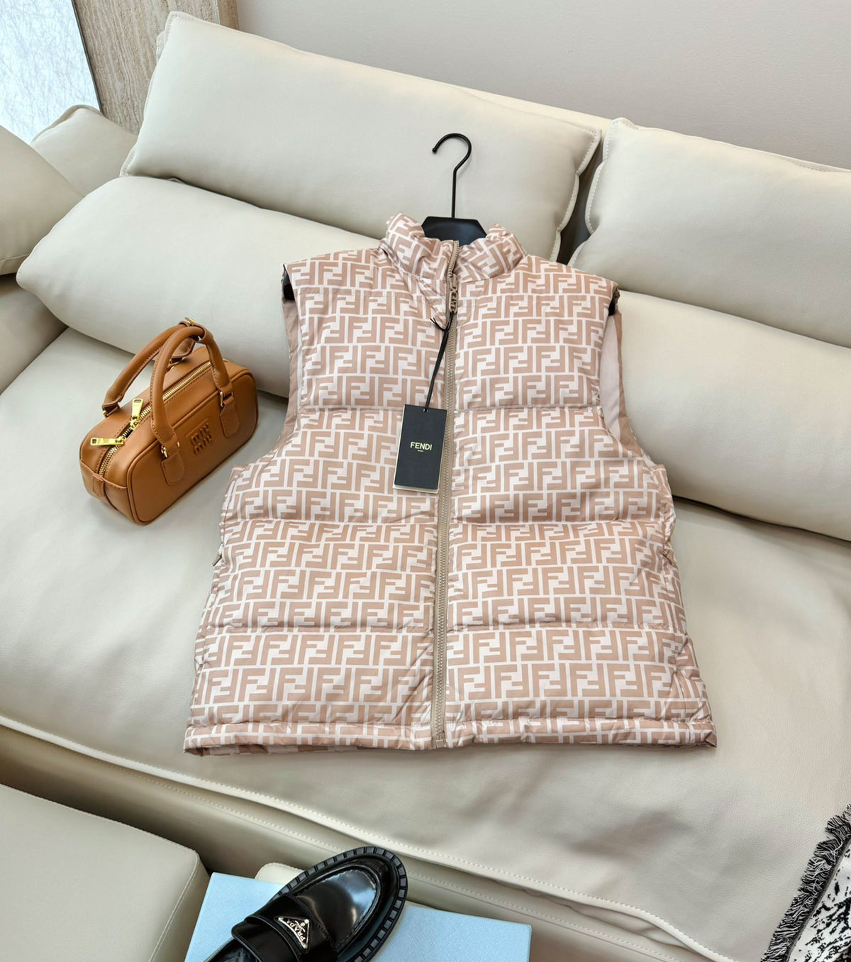 Дамски двулицев пухен елек