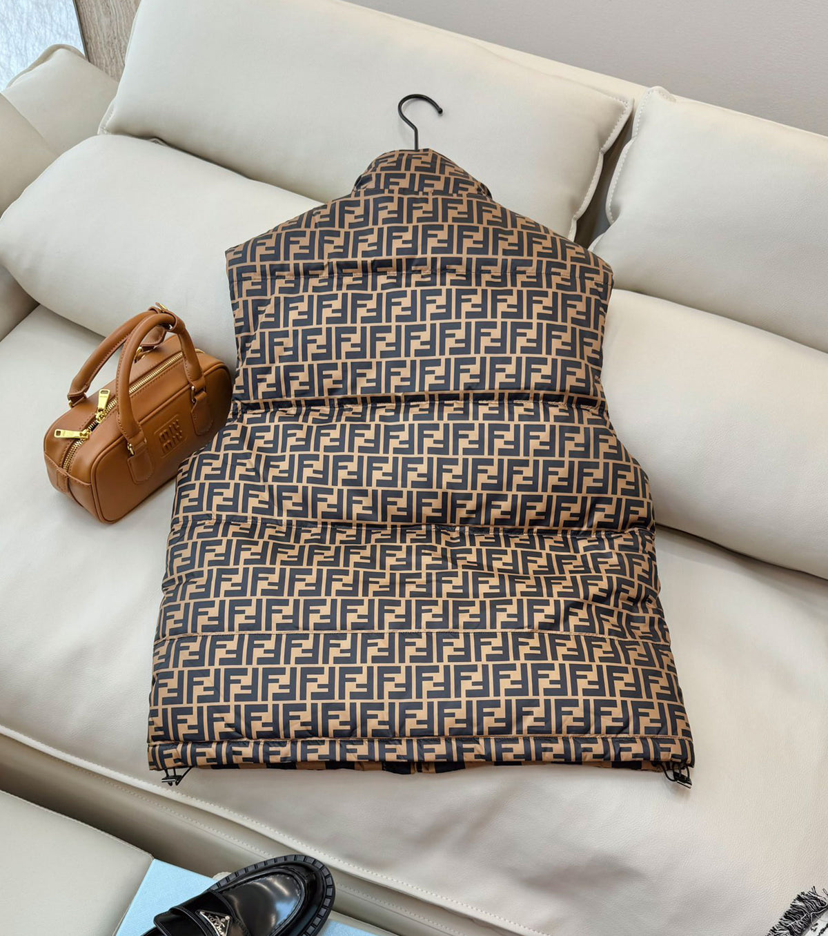 Дамски двулицев пухен елек