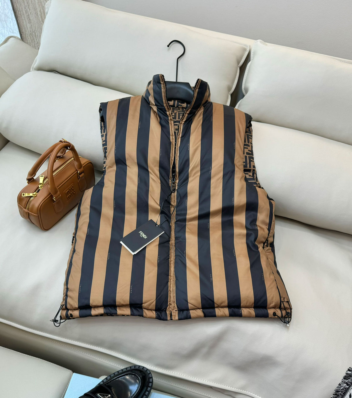 Дамски двулицев пухен елек