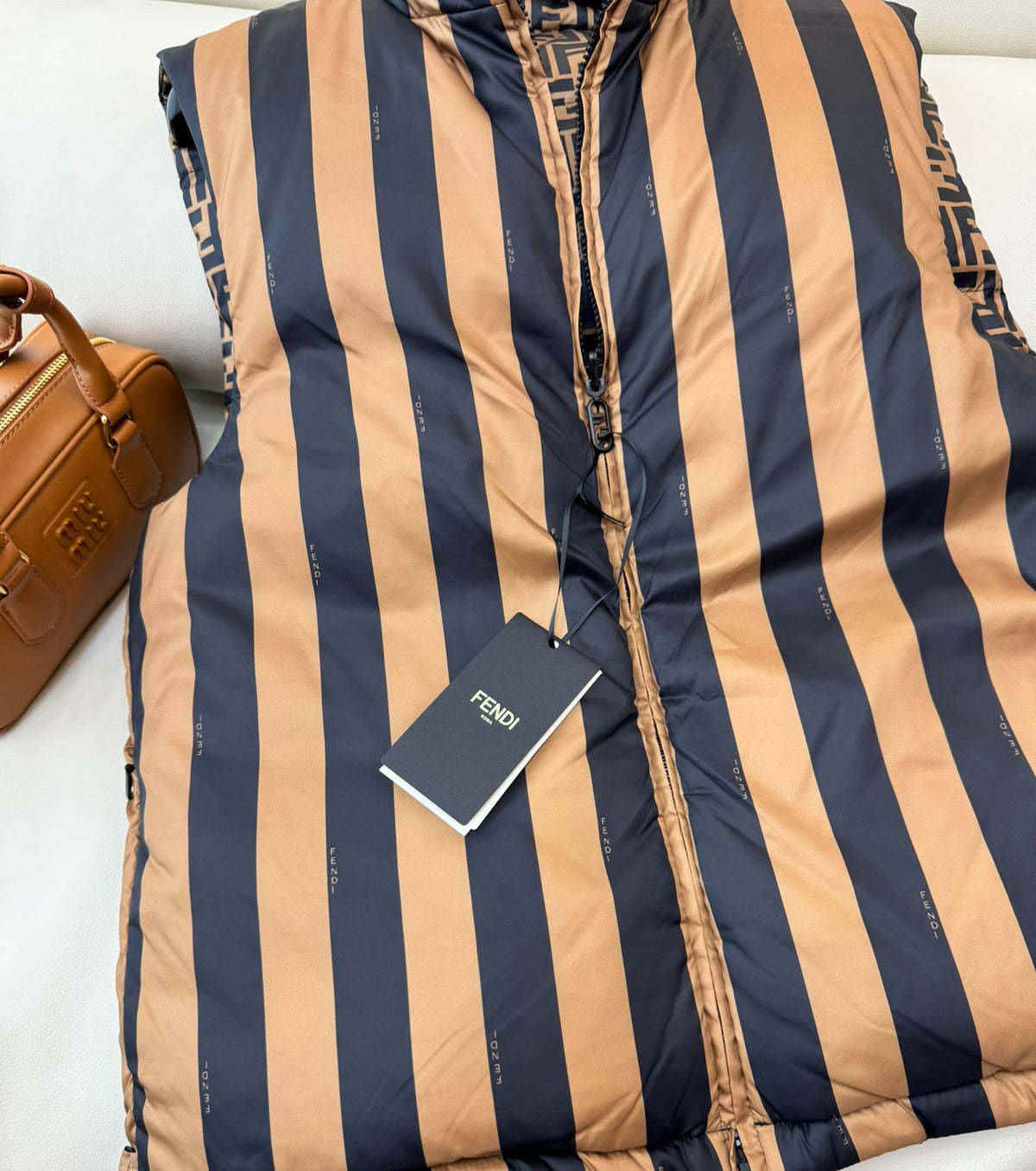 Дамски двулицев пухен елек