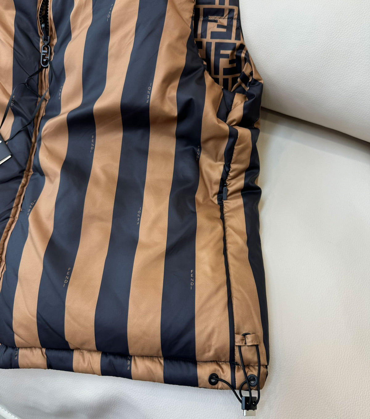 Дамски двулицев пухен елек