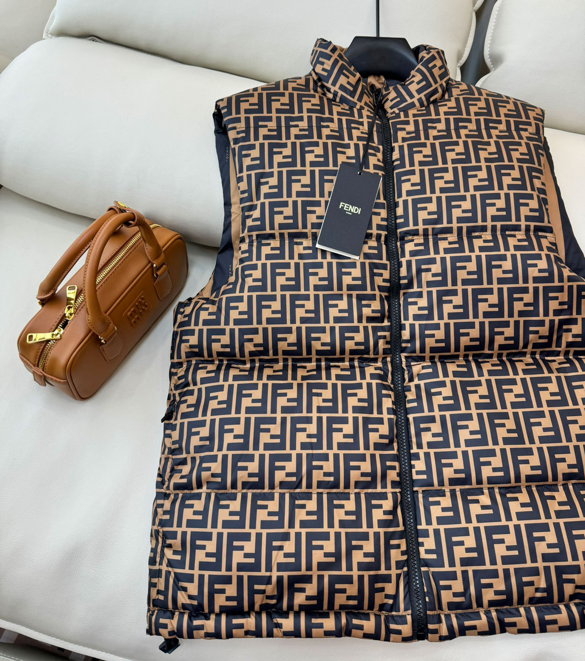 Дамски двулицев пухен елек