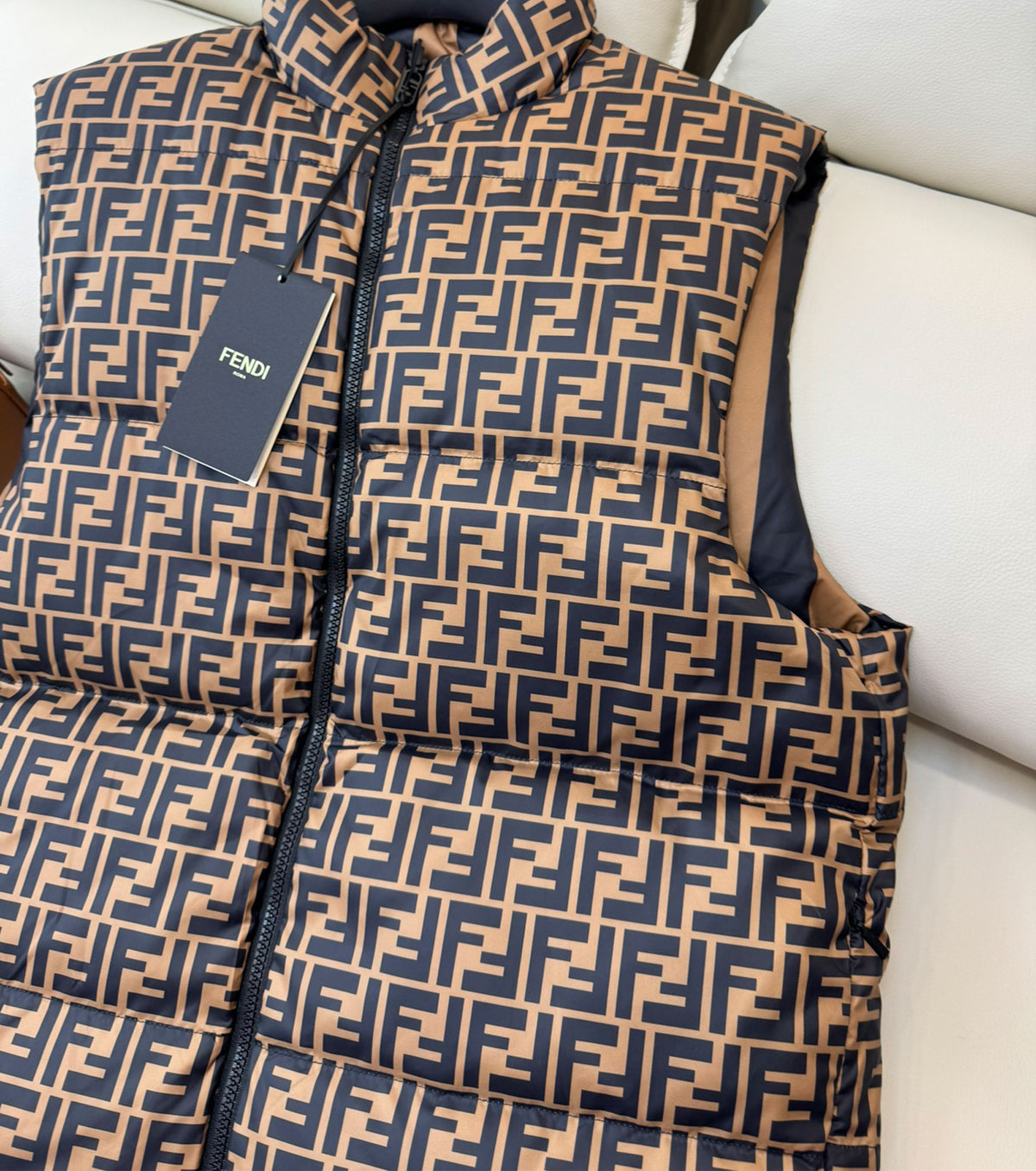 Дамски двулицев пухен елек