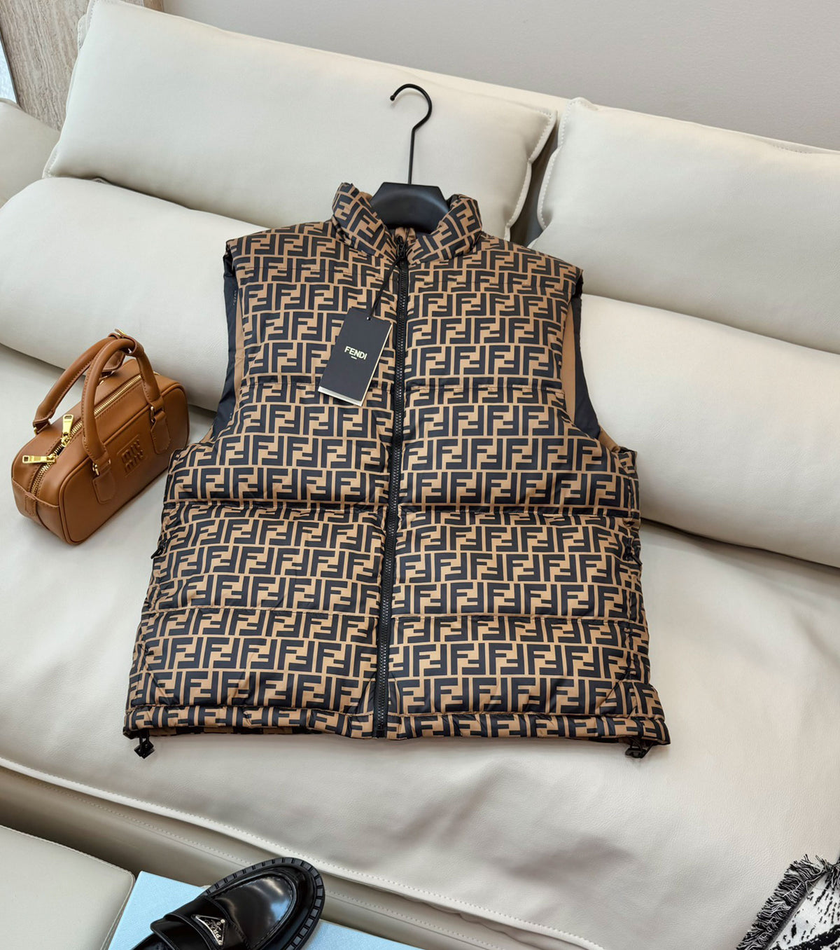 Дамски двулицев пухен елек