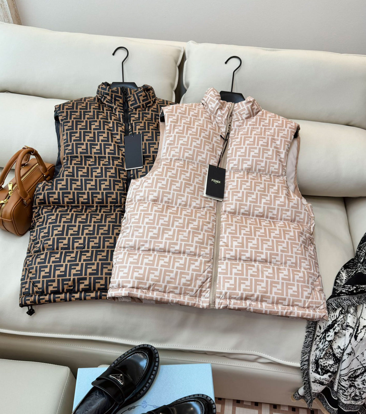 Дамски двулицев пухен елек