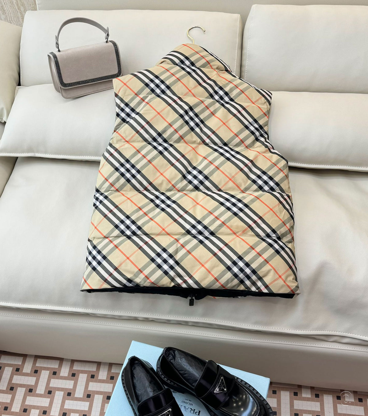 Дамски двулицев пухен елек