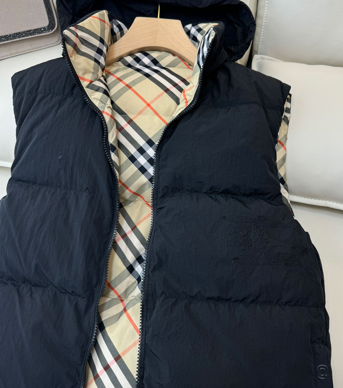 Дамски двулицев пухен елек