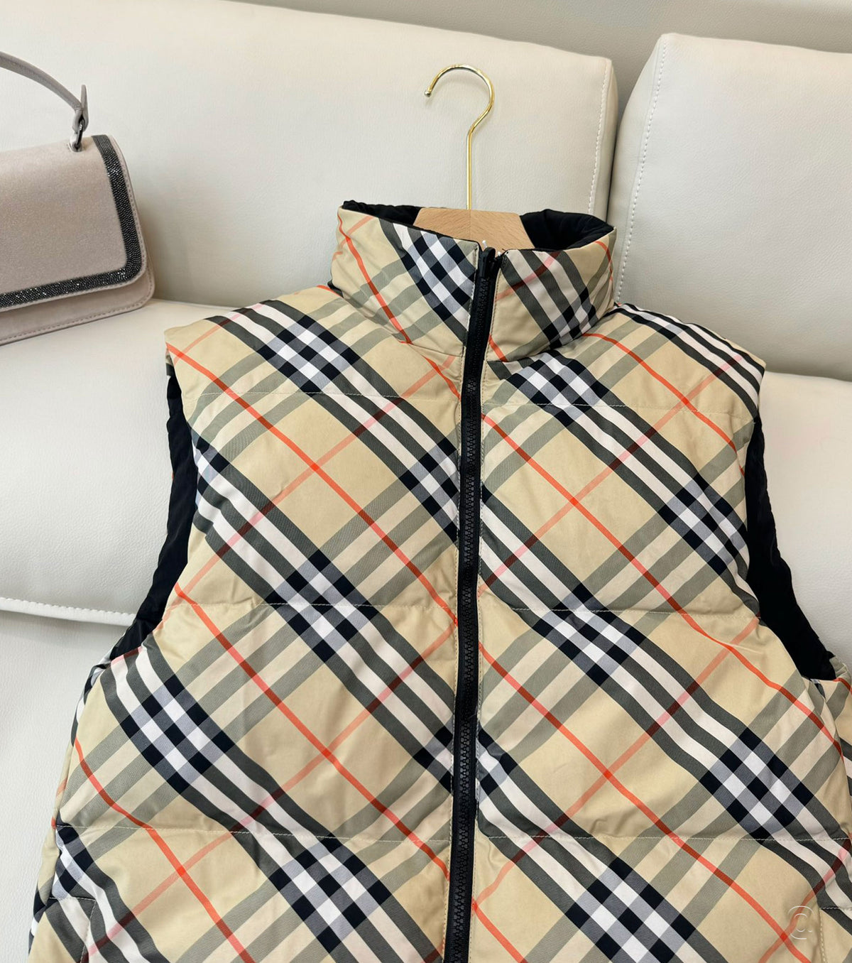 Дамски двулицев пухен елек