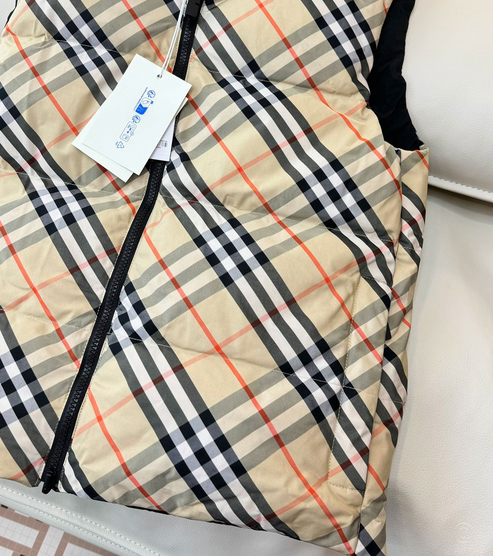 Дамски двулицев пухен елек