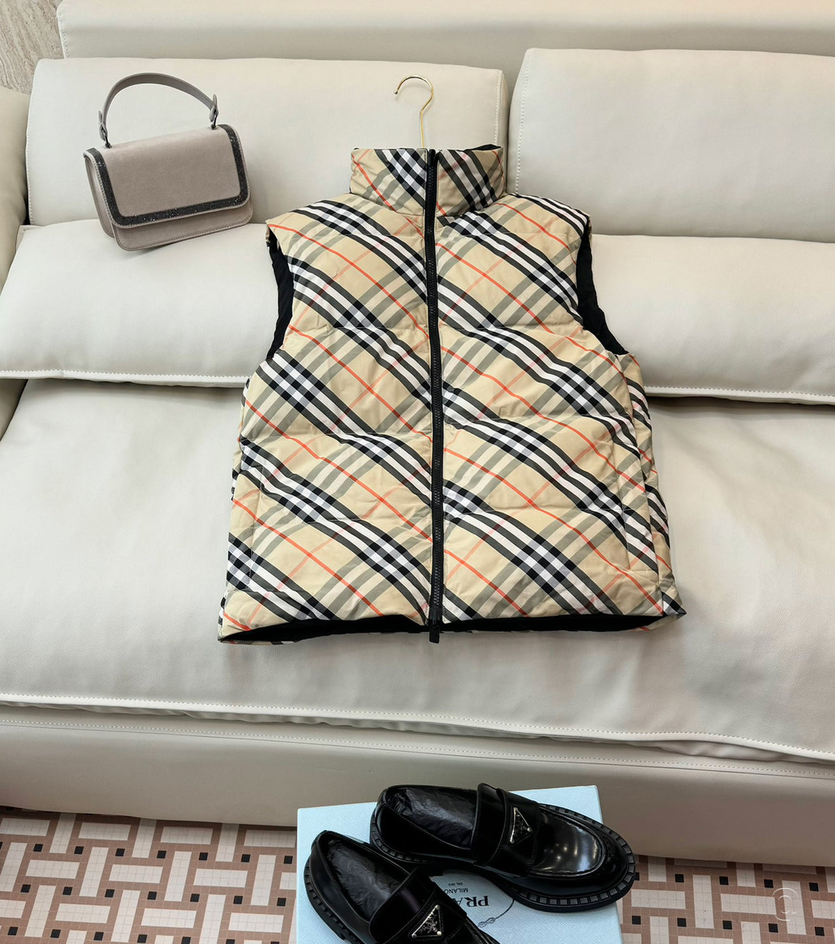 Дамски двулицев пухен елек